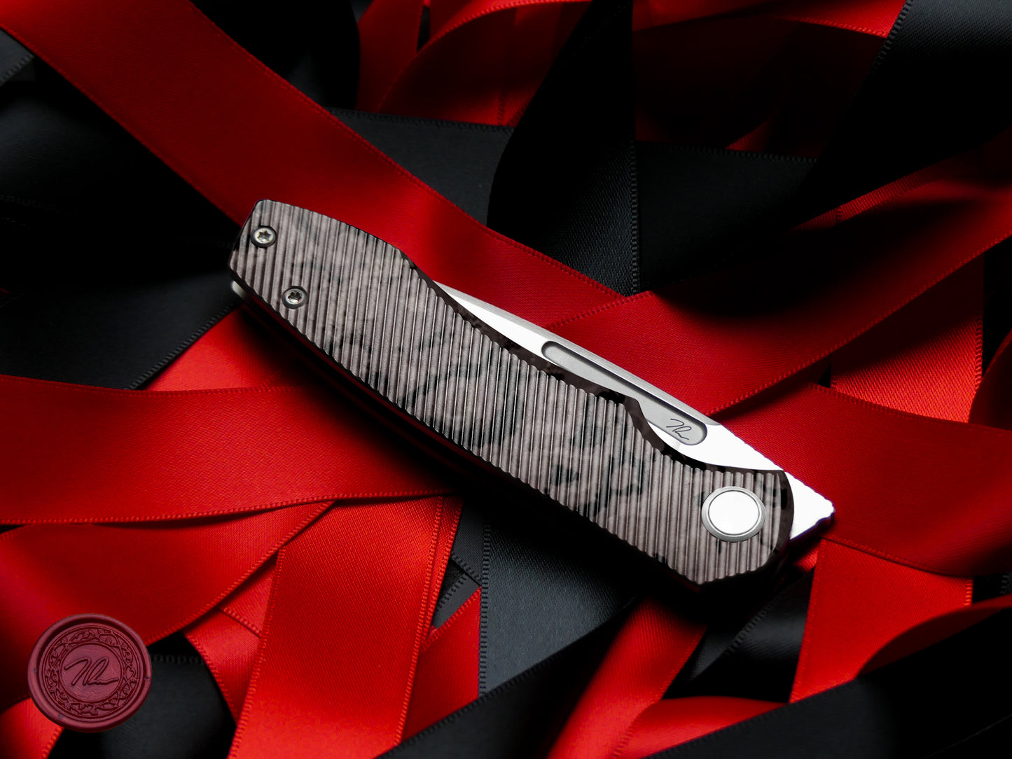 Dawn Polished Stonewash Blade / Classic Handle Texture / Black Camo Carbon Show Side Scale